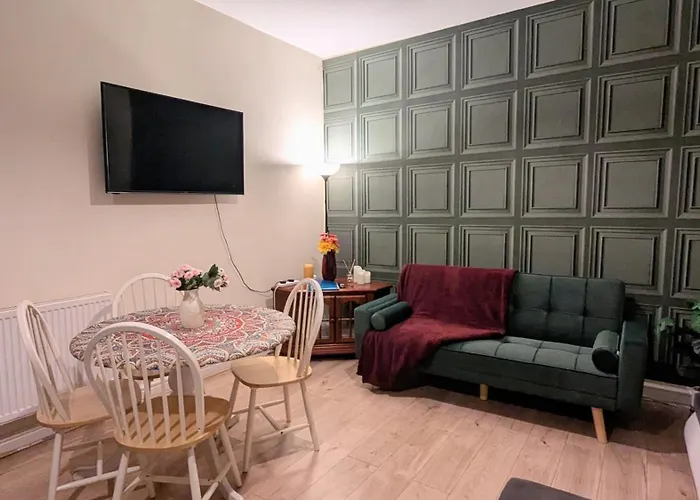 Entire 2 Bedroom Cosy Flat Near City Centre