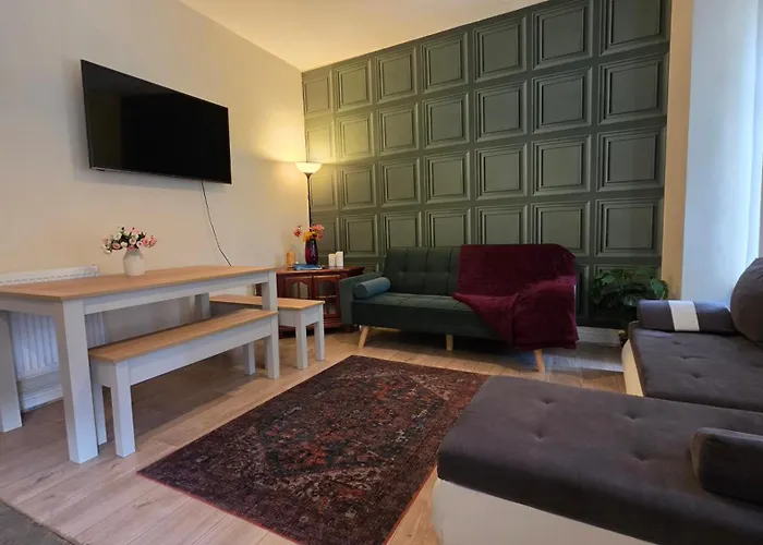 Entire 2 Bedroom Cosy Flat Near City Centre